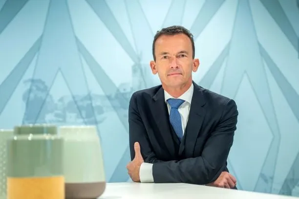 burgemeester lucien van riswijk in gemeentehuis def 2