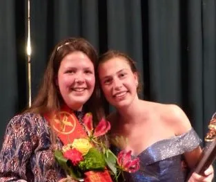 defrjeugdkoningin kleiner lynn en oud jeugdkoningin mabel