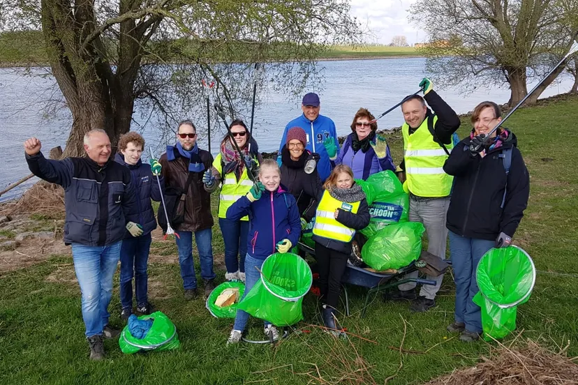 groep enthousiaste jutters