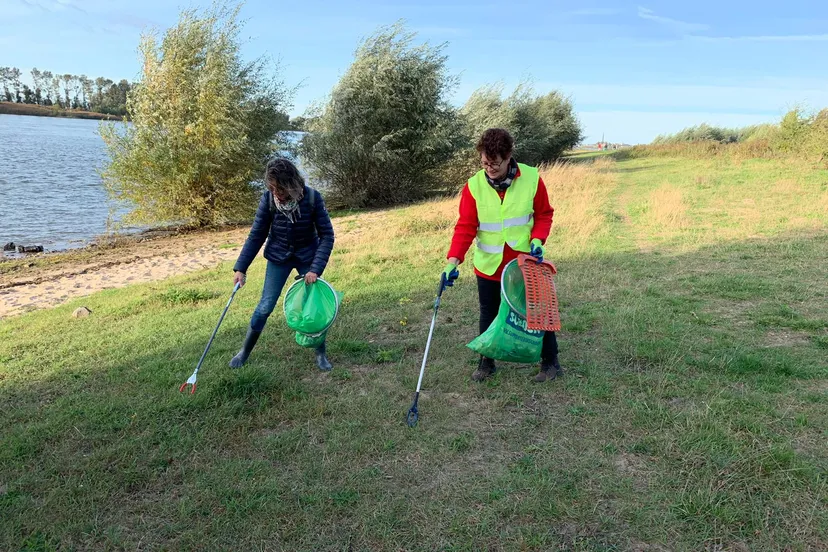 jutters aan het werk in de uiterwaarden