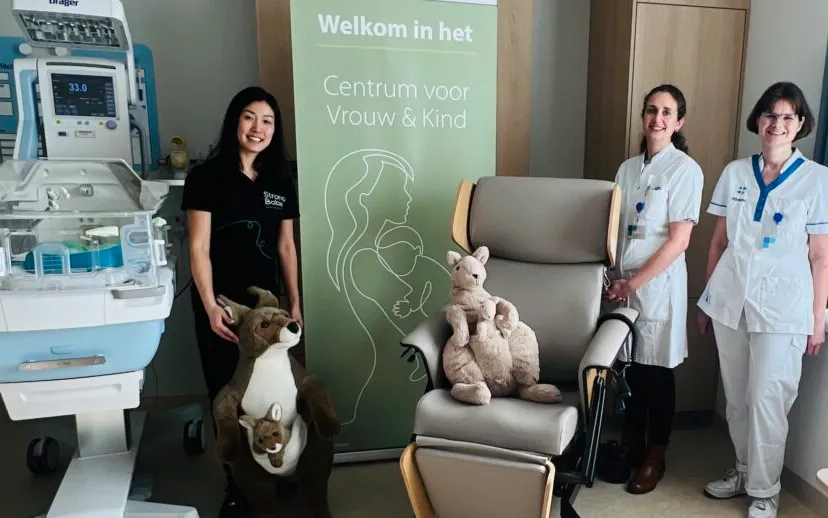 kangoeroe s lacor van strong babies overhandigt namens donateurs buidelstoelen aan m van rossem en a lasschuit om kwetsbare babys te ondersteunen 915x518 1