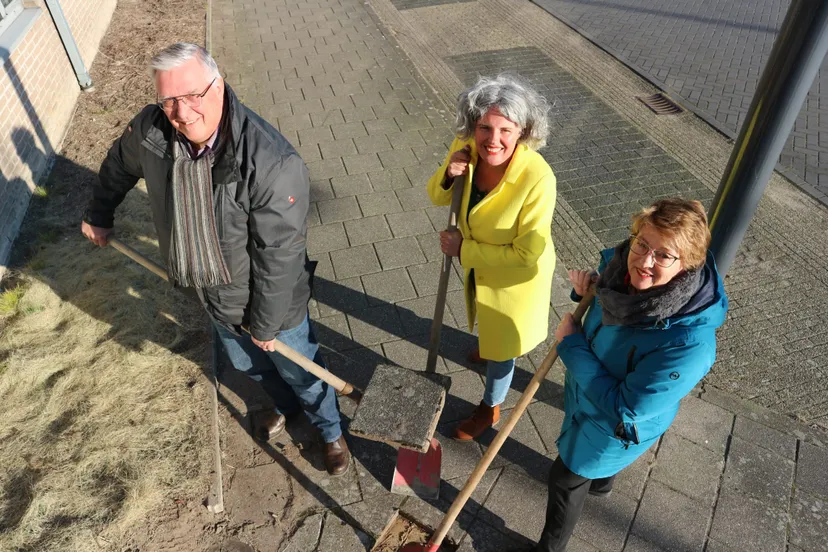nk tegelwippen met wethouders hans sluiter van gemeente westervoort gemma tiedink van de gemeente duiven carla koers van gemeente zevenaar