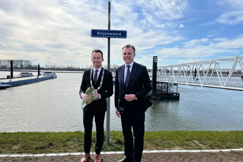 opening gioy5avxyaaaeu3