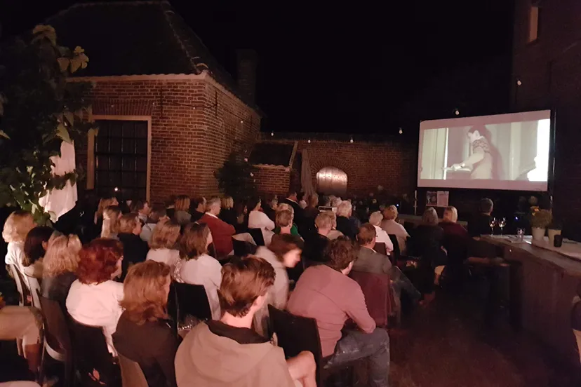 Buitenfilm en Diner in de Binnentuin van Eet-Lokaal