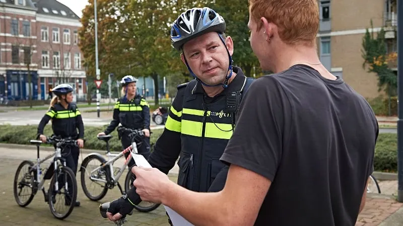 bikers praten met burger