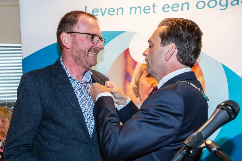 burgemeester bezuijen reikt koninklijke onderscheiding uit aan de heer jan vreeburg 2