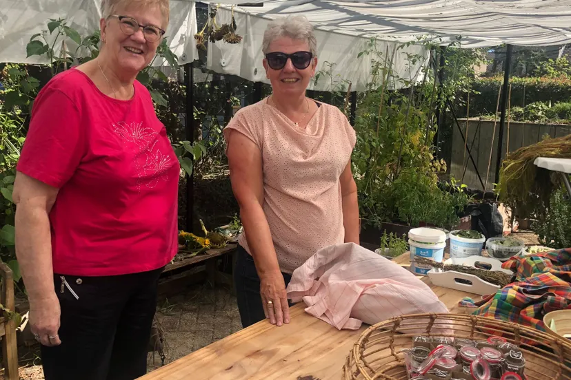 de voorbereidingen voor burendag zijn in wijktuin noordhove in volle gang foto stichting piezo
