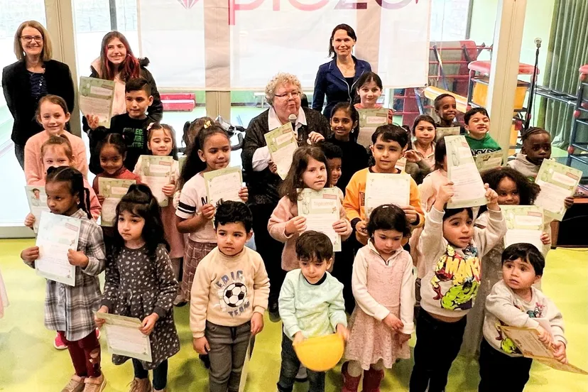 diplomas voor de deelnemertjes van de voorleesexpress foto stichting piezo