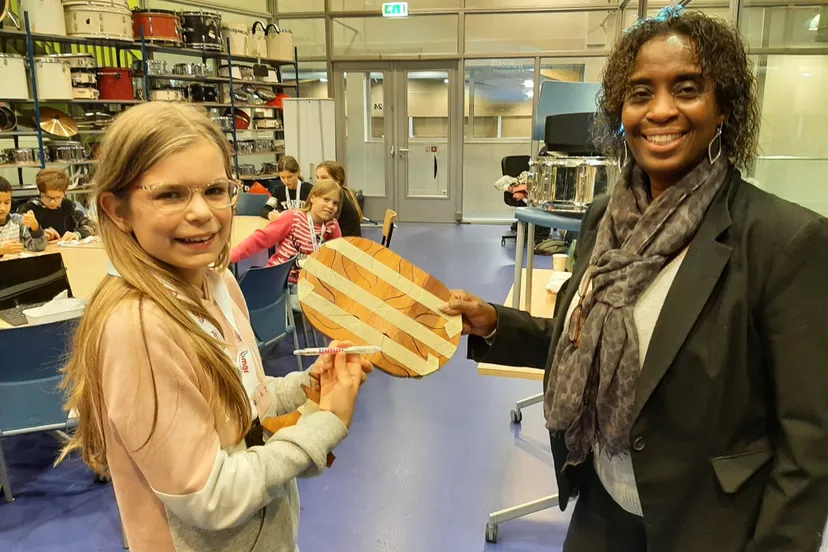 een begeleider van limor verzorgt een gastles bij de piezo talentenacademie fotograaf stichting piezo
