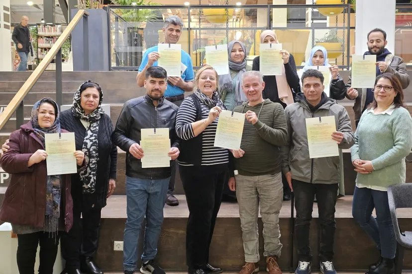een trotse groep deelnemers met de behaalde certificaten participatieverklaring foto stichting piezo