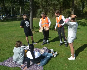 in gesprek bezoekers345x278