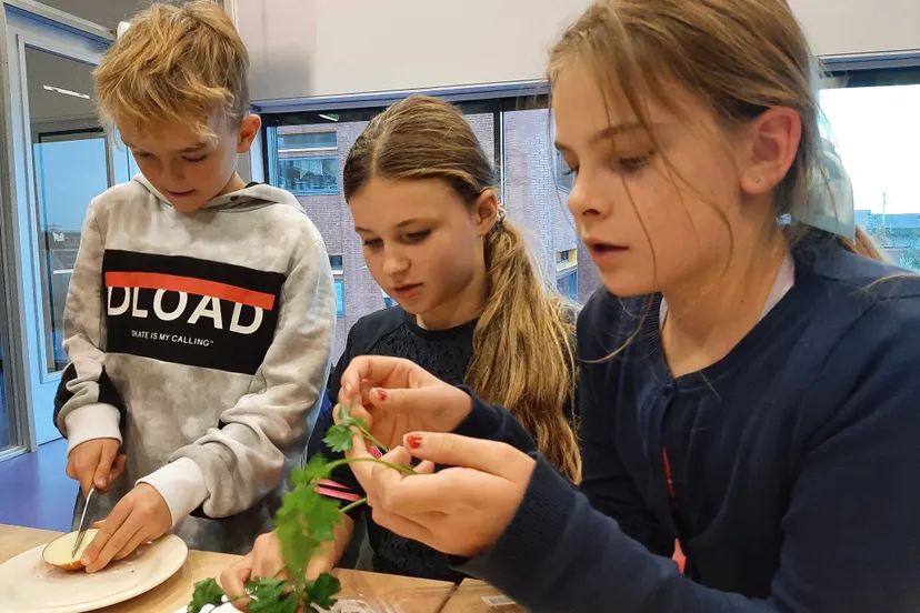kinderen talentenacademie krijgen gastles van dietist fotograaf stichting piezo