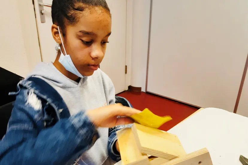 kinderen talentenacademie krijgen les van een timmerman fotograaf stichting piezo