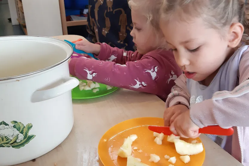 kleuters waterlelie maken appelmoes 20221110 111018