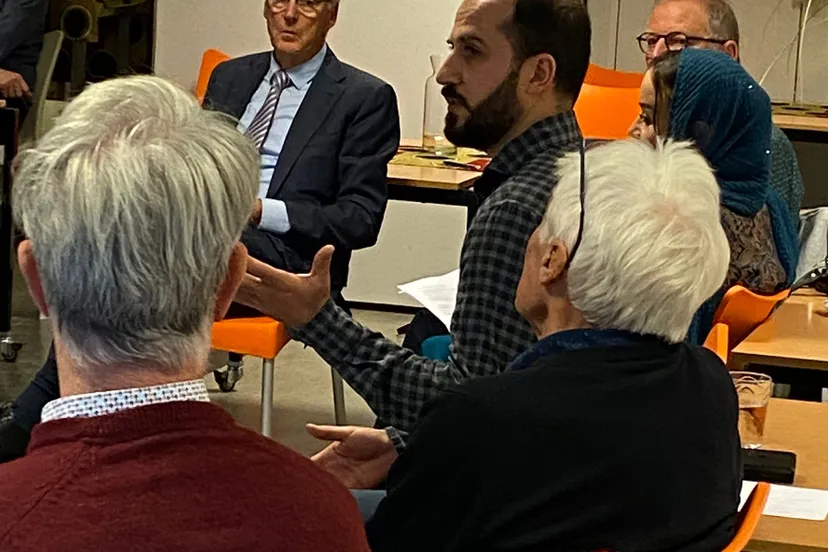 minister van buitenlandse zaken in gesprek bij piezo fotograaf stichting piezo