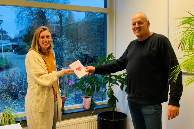 overhandiging boek piezologie fotograaf stichting piezo