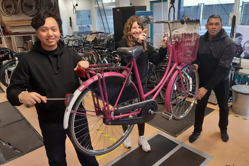 repareer je eigen fiets in de ambachtenwerkplaats fotograaf stichting piezo