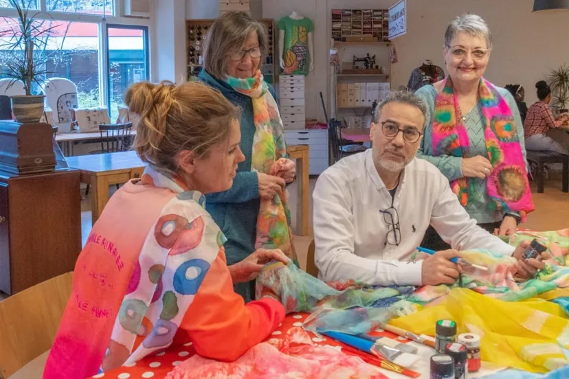 schilderen op zijde bij de piezo ambachtenwerkplaats fotograaf jeroen stahlecker