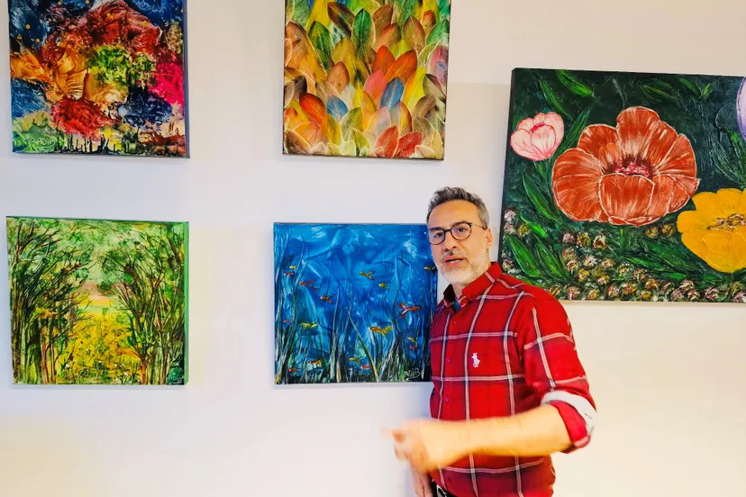 vrijwilliger en kunstenaar mos adib leert je hoe je kunt schilderen met bijenwas foto stichting piezo