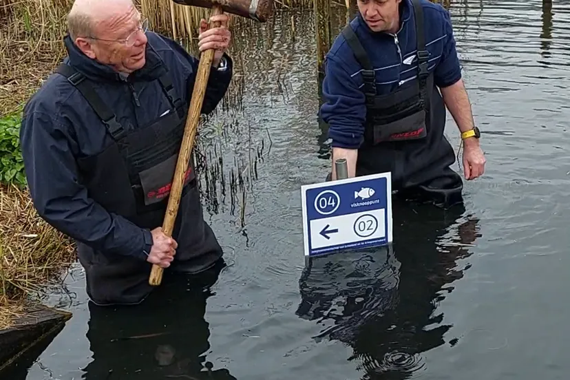 02 dijkgraaf toon van der klugt en peilbeheerder jan pieter kalkman plaatsen eerste routebord bij visknooppunt om veilige trekroutes te markeren 1