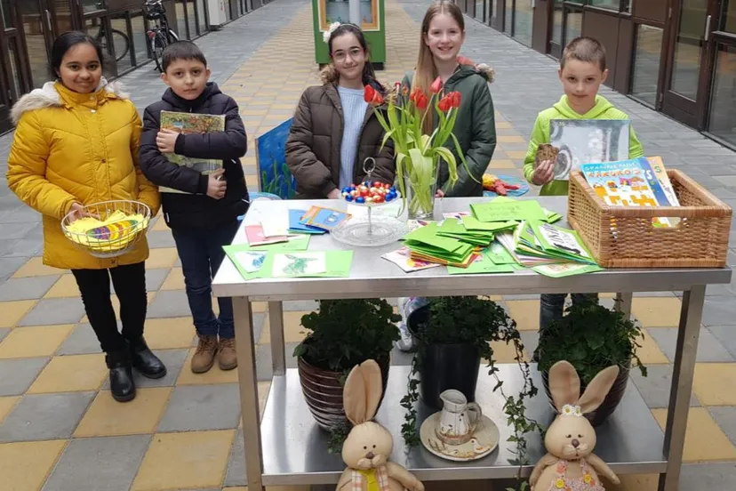 1 paaskaarten voor ouderen kinderen van drie basisscholen in palenstein