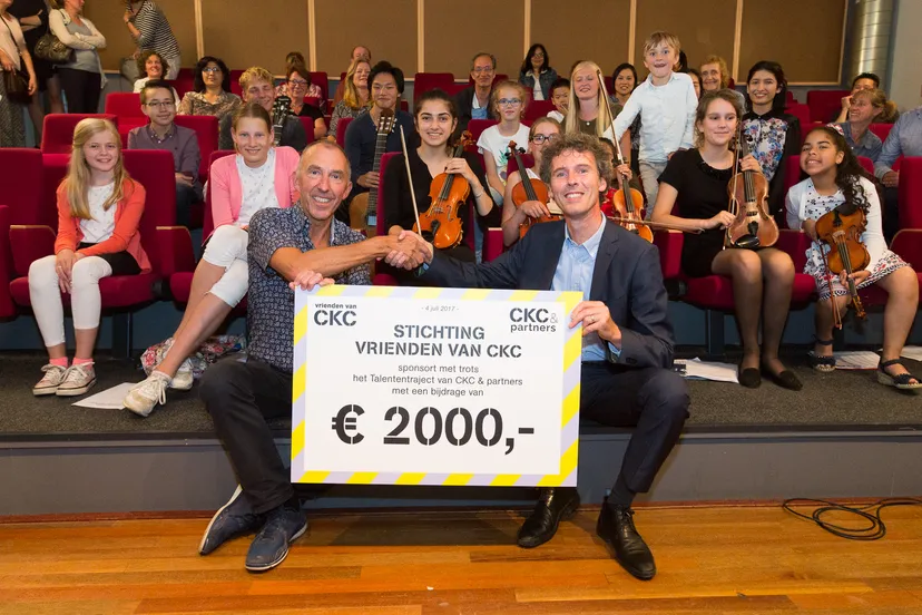 2017 07 06 stichting vrienden van ckc reikt cheque uit