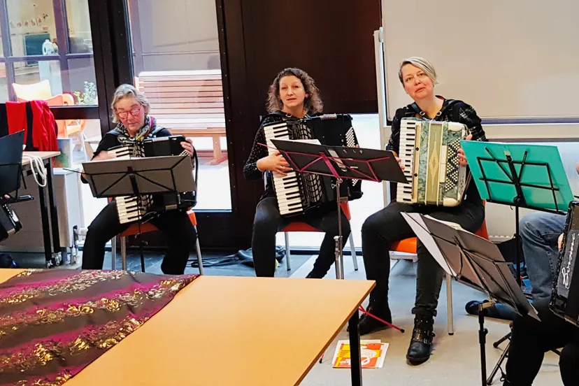 accordeon ensemble laat de deelnemers van het vonkje genieten van hollandse meezingers foto stichting piezo