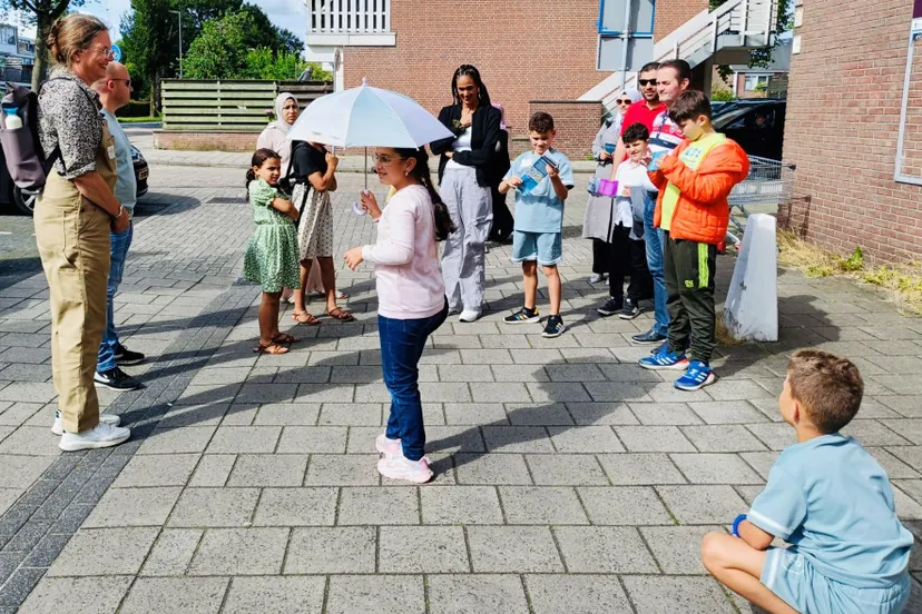 als een echte gids leidden de kinderen van de piezo talentenacademie buytenwegh hun ouders door de wijk foto stichting piezo