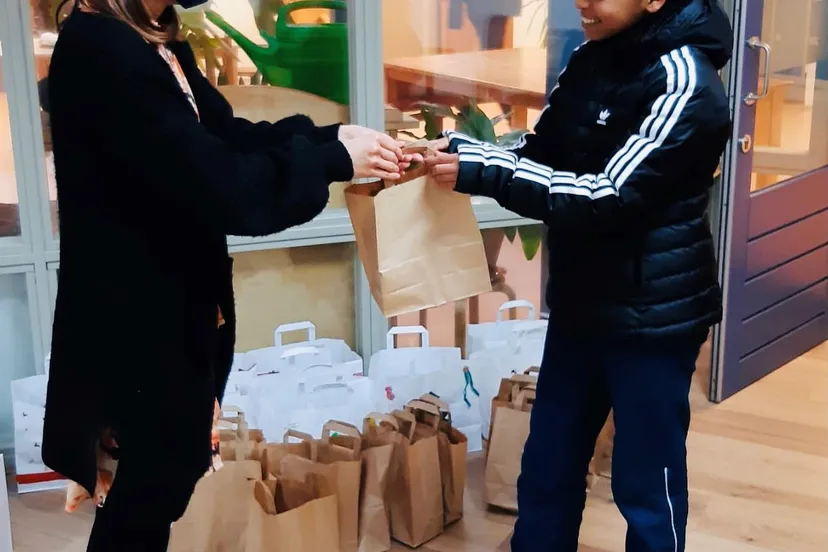 ambachtenwerkplaats deelt houtwerkpakketjes uit aan kinderen fotograaf stichting piezo