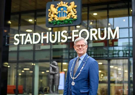 at burgemeester aptroot stadhuis450