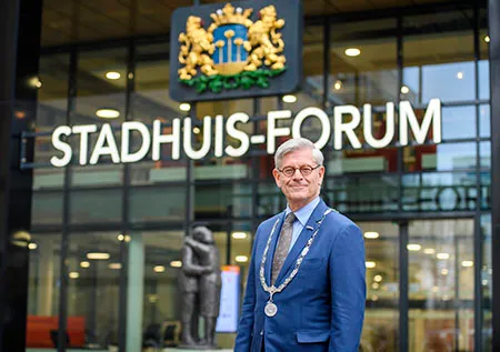 at burgemeester aptroot stadhuis450