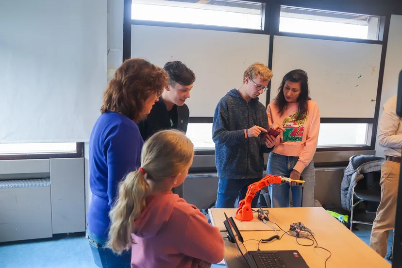 beeld pb eten zonder handen 2