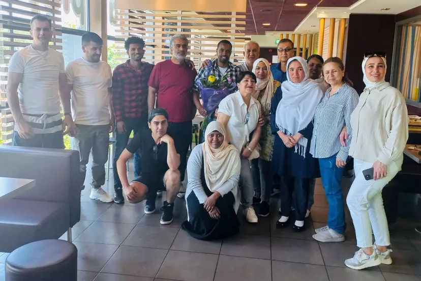 berhane midden samen met zijn klasgenoten op zijn werkplek waar hij ruim 800 participatie uren heeft gemaakt foto stichting piezo