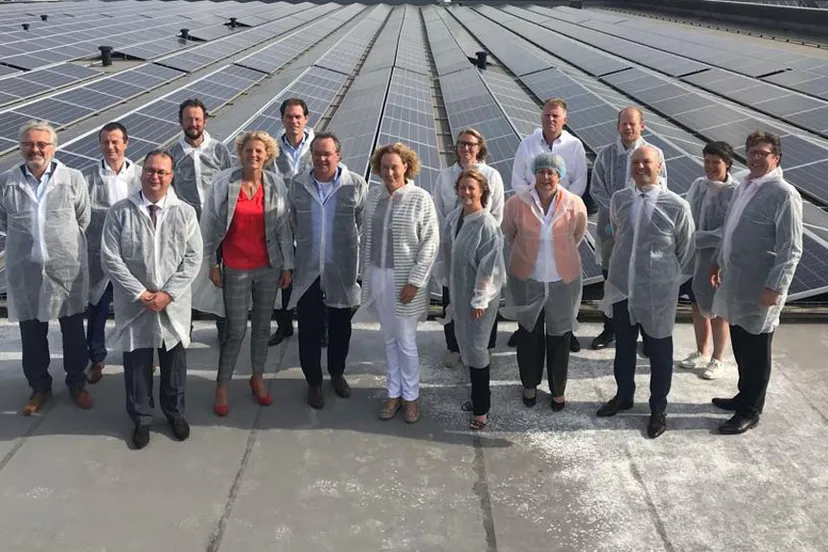 bestuurders op dak vol zonnepanelen