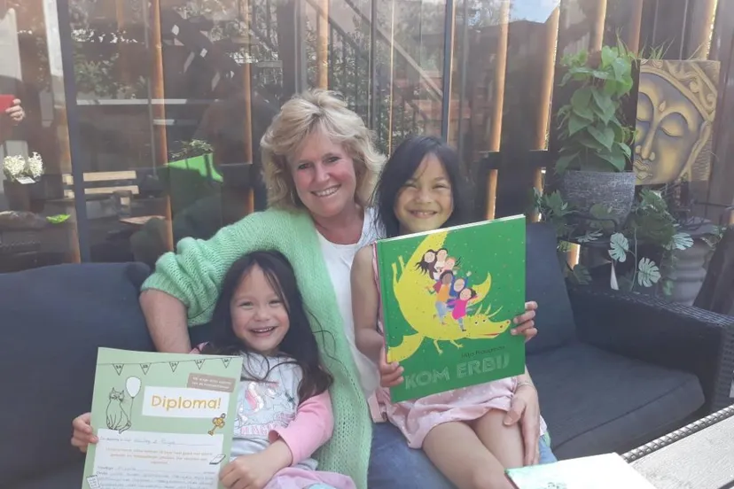 bije zusjes met hun voorleesexpress diploma fotograaf stichting piezo