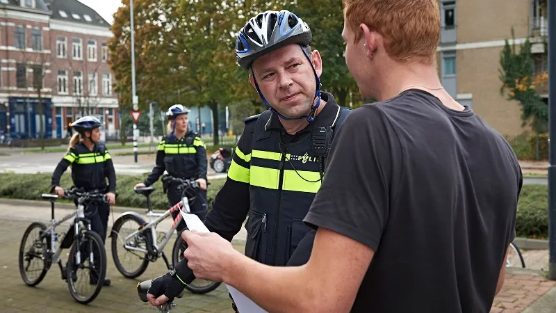 bikers praten met burger