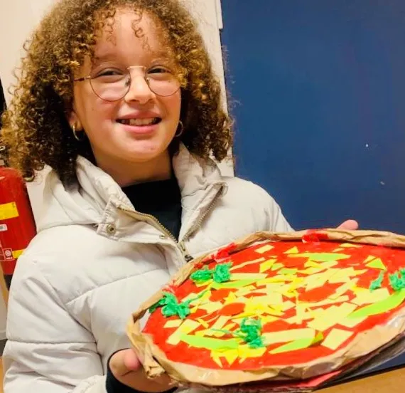 blije kinderen en zelfgemaakte surprises in de piezo ambachtenwerkplaats foto stichting piezo