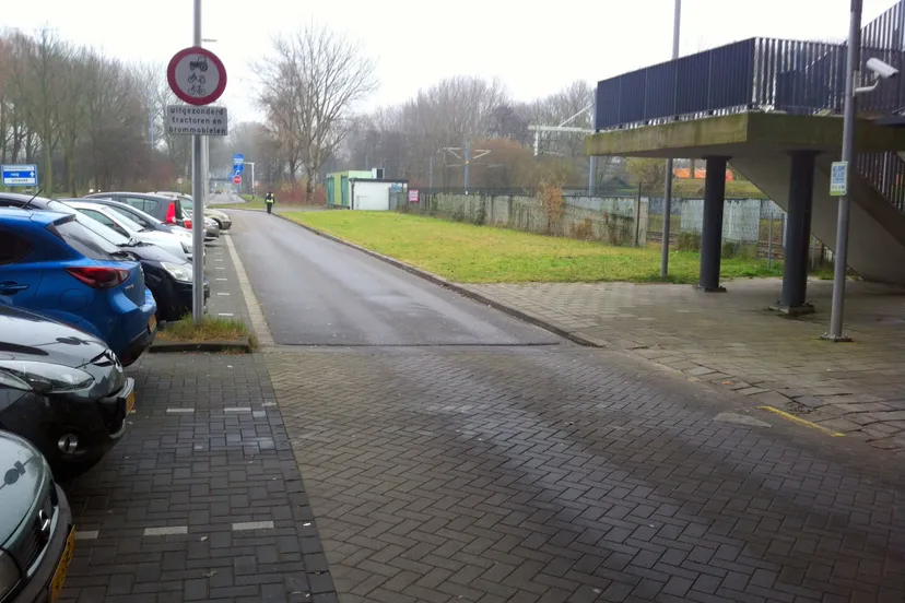 braakliggend grasveld bij randstadrail station voorweg