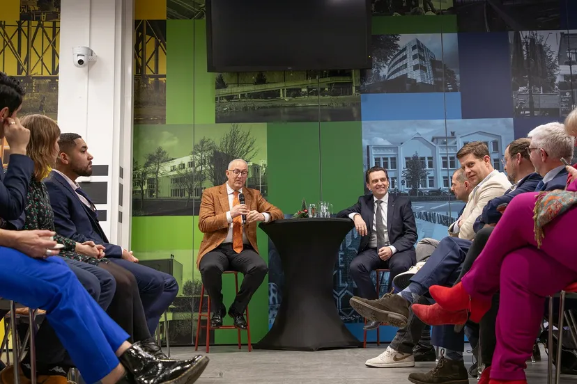 burgemeester aboutaleb in gesprek met raads en commissieleden zoetermeer