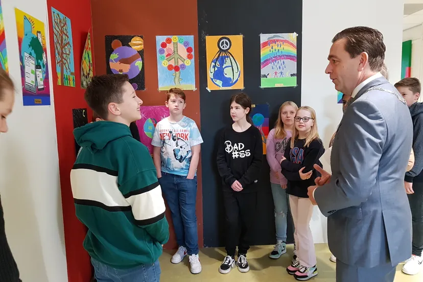 burgemeester bezuijen in gesprek met leerlingen onc parkdreef