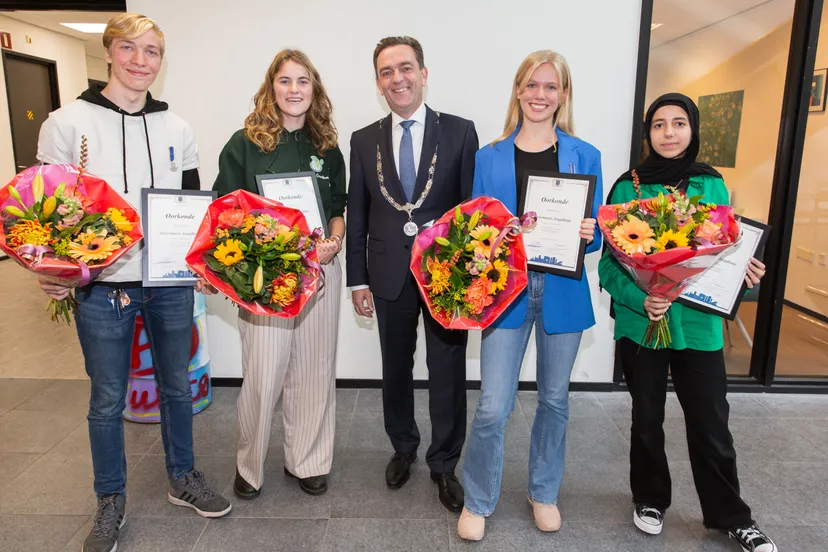 burgemeester bezuijen reikt jeugdlintjes uit greenteam foto patricia munster 001