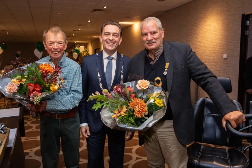 burgemeester bezuijen reikt koninklijke onderscheiding uit aan de ruijg en de heer harteveld 08
