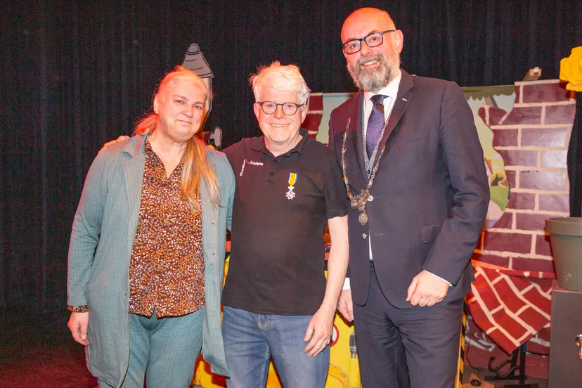 burgemeester vroom reikt koninklijke onderscheiding uit 08