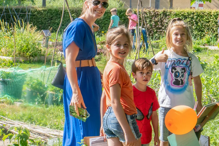 buurtbewoners genieten tijdens het midzomerfeest in wijktuin noordhove fotograaf jeroen stahlecker