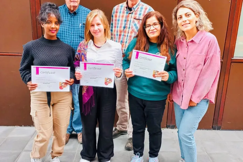 certificaten voor deelnemers aan de cursus opstap naar maatschappelijke participatie foto stichting piezo