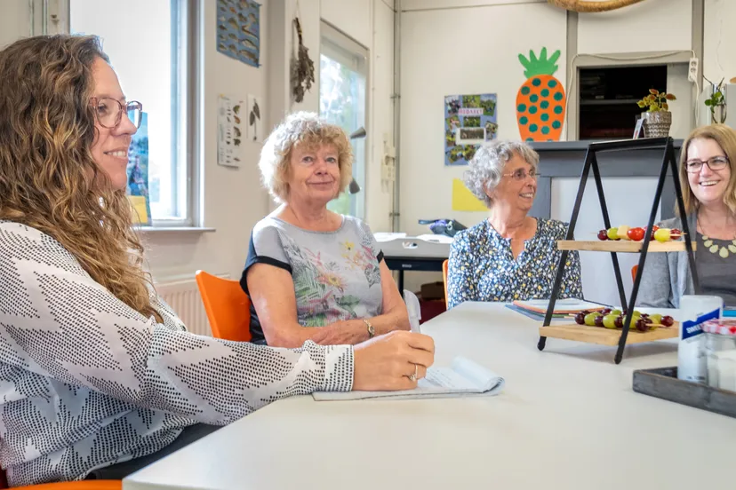community managers voorleesexpress sluiten het voorleesseizoen af onder het genoet van een high tea fotograaf jeroen stahlecker