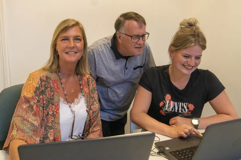 computerhulp in de zomervakantie bij inzet buytenwegh de leyens fotograaf jeroen stahlecker