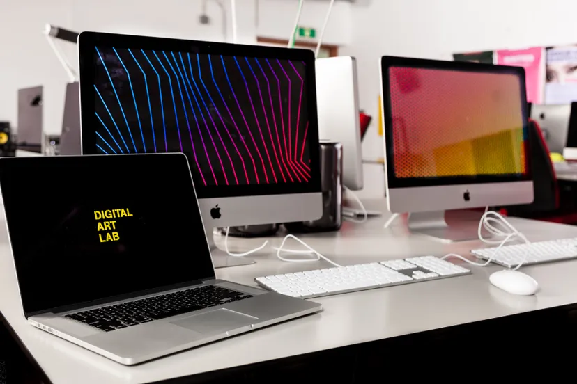 computers in digital art lab helpen met coronavirusonderzoek1