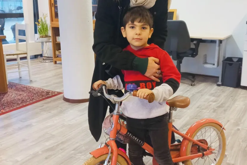 dankzij de weggeefhoek bij piezocentrum meerzicht kan deze jongen voortaan heerlijk met zijn nieuwe fiets op pad foto stichting piezo 1