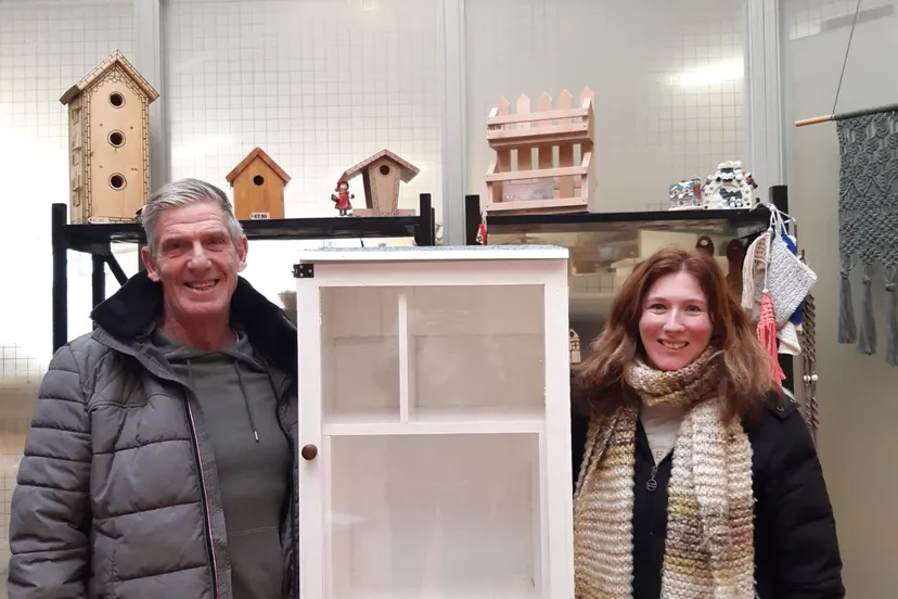 de bewoonster van de flat noorderbosch en initiatiefneemster van de buurtkast rechts en de huismeester links foto stichting piezo